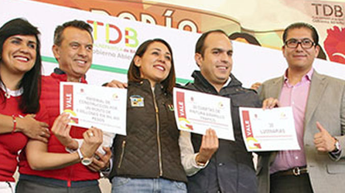 Denisse Ugalde gestiona los apoyos para la ciudadanía