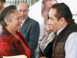 Erwin Castellón trabaja en colaboración con el INEA para capacitar a los adultos