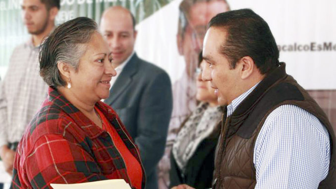Erwin Castellón trabaja en colaboración con el INEA para capacitar a los adultos Erwin Castellón trabaja en colaboración con el INEA para capacitar a los adultos