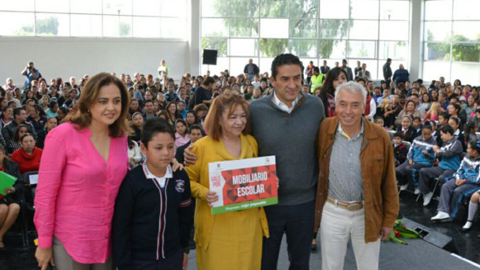 Entregó Equipamiento y Mobiliario escolar