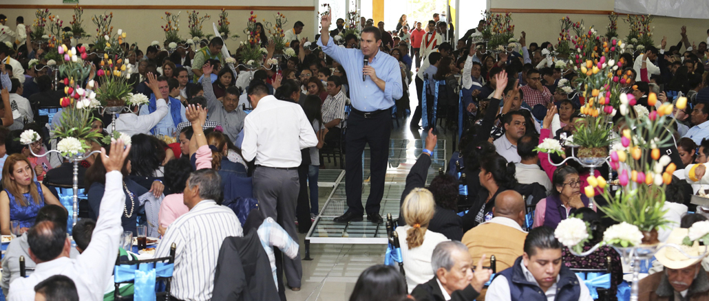 Comparte su experiencia como gobernador de Puebla
