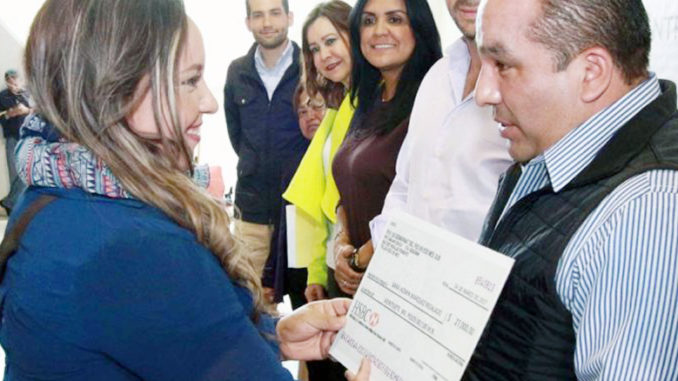 El alcalde Erwin Castelán hizo entrega de estos apoyos El alcalde Erwin Castelán hizo entrega de estos apoyos