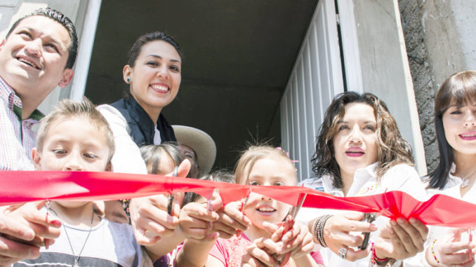 La alcaldesa visitó las comunidades beneficiadas de este programa La alcaldesa visitó las comunidades beneficiadas de este programa