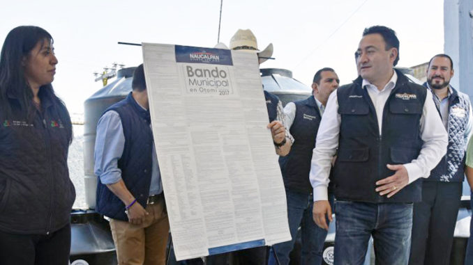 Habitantes reciben en Otomí este reglamento de convivencia.