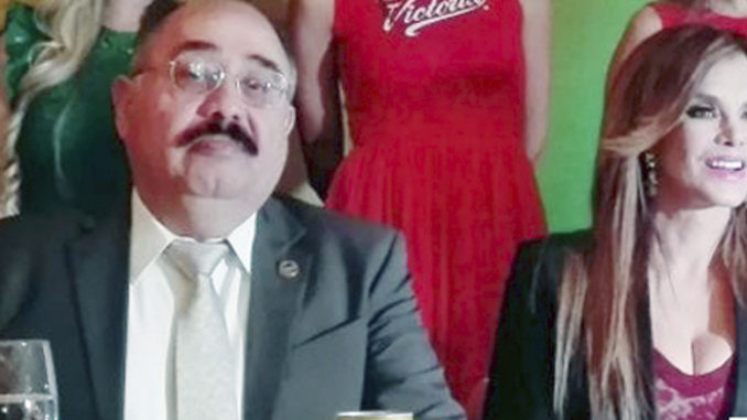 Jorge Luis Cortez, acompañado de Lucía Mendez