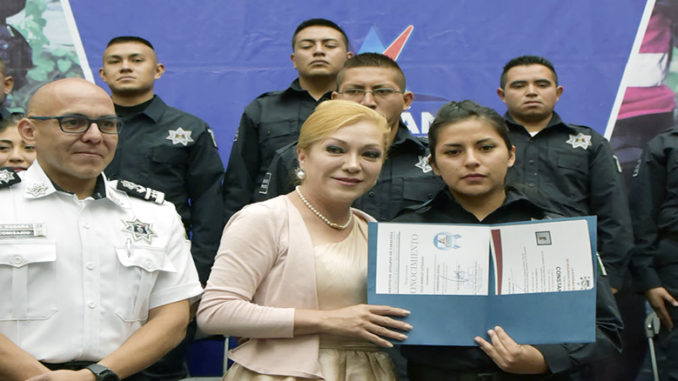 Ana Balderas Trejo, alcaldesa municipal, encabezó la ceremonia de graduación de la generación 2017 de la Academia de Policía de la Dirección de Seguridad Pública y Tránsito Municipal de Atizapán de Zaragoza.