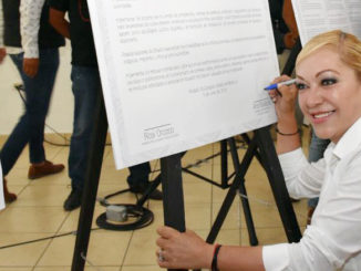 Ana Balderas firma este compromiso